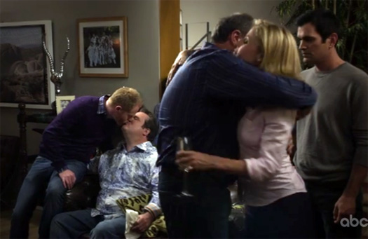 "Modern Family" features gay kiss
