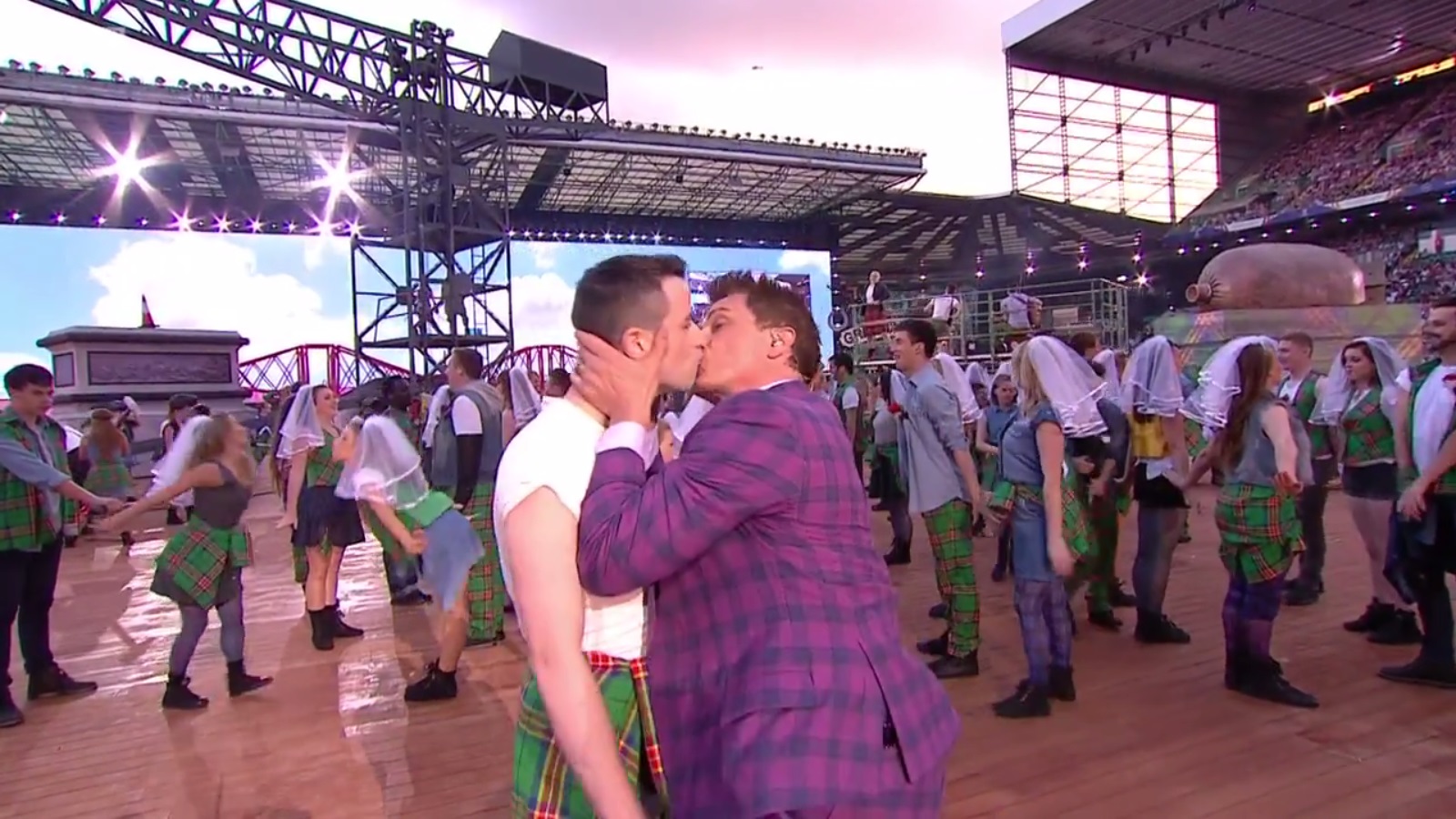 Dancing On Ice's John Barrowman thrills fans as he flashes his bulging  package in a golden thong on Lorraine, image size:1600x900