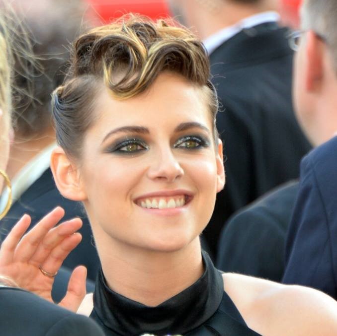 Kristen Stewart Mullet Hairstyle With Choppy Curtain Bangs