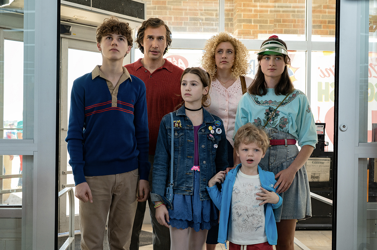 White Noise: Sam Nivola, Adam Driver, May Nivola, Greta Gerwig, Dean Moore/Henry Moore and Raffey Cassidy -- Photo: Wilson Webb/Netflix