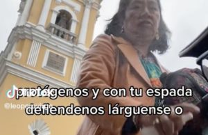 Une femme pulvérise de l'« eau bénite » sur un couple gay à l'extérieur d'une église mexicaine
