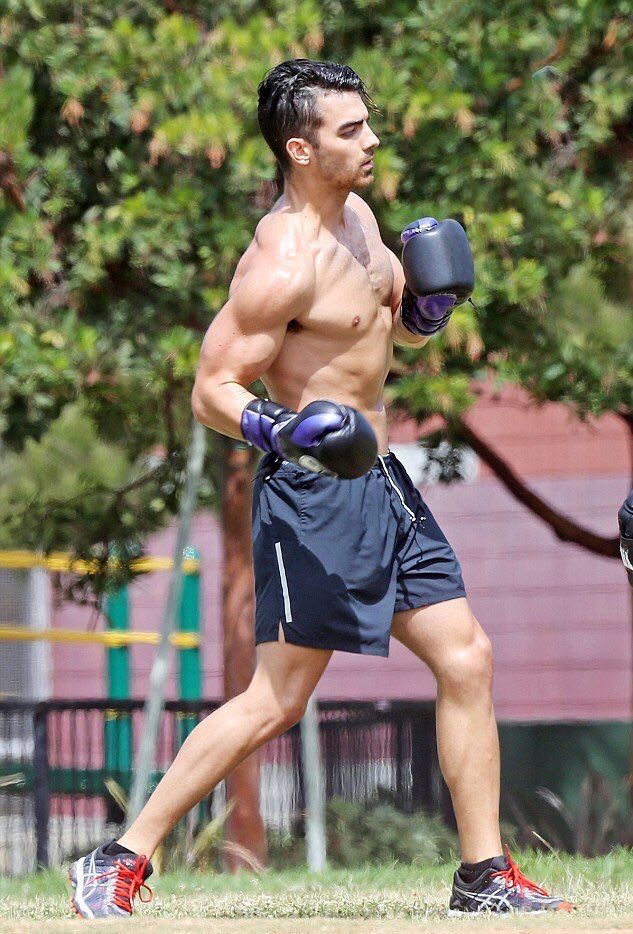 Joe Jonas (Twitter.com)