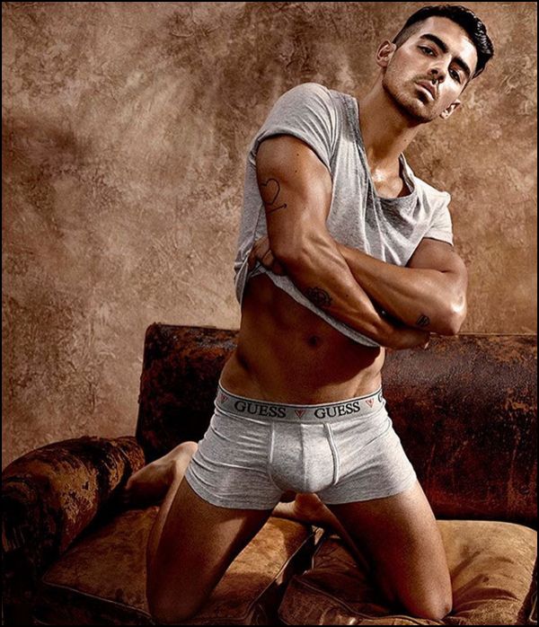 Joe Jonas (Twitter.com)