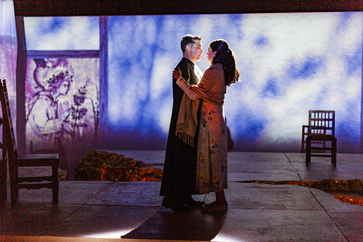 Bathing in Moonlight: Raúl Méndez and Hannia Guillén -- Photo: Daniel Martínez