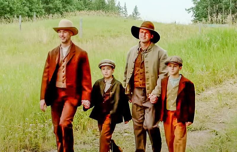 Back to the Frontier - Jason and Joe Hanna-Riggs with their twin 10-year-old sons, Ethan and Lucas - Photos: HBO MAX Screenshot